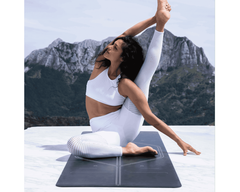 Liforme_Black_XL_Yoga_Mat_Lifestyle_2.